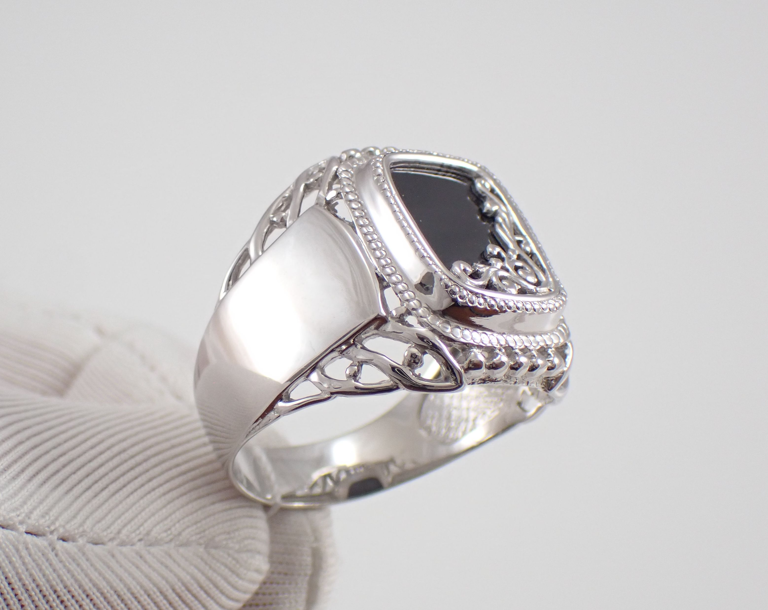 Печатка Мужская, инкрустация серебром, Артикул КМ-95_15_с, серебро 925 пробы смотреть онлайн