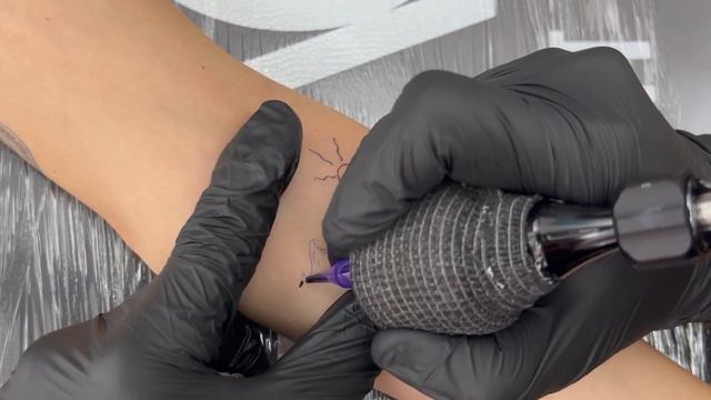 Minimal Surf Board Tattoo Time Lapse смотреть онлайн