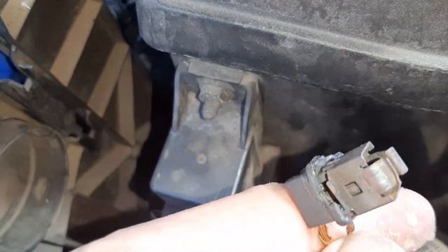 Sostituzione connettore lampada H1 anteriore peugeot 307 HDI 2006 смотреть онлайн