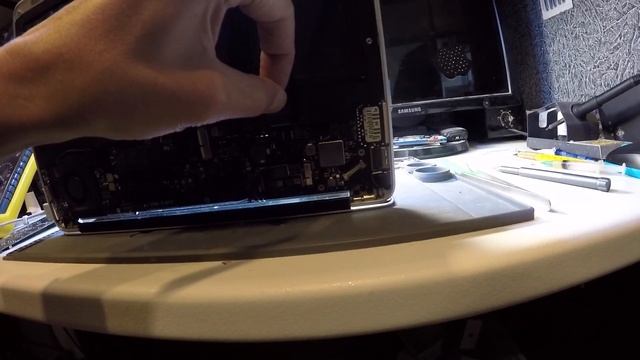 MacBook Air A1496 после попадания влаги перезагружается и другие проблемы ... смотреть онлайн