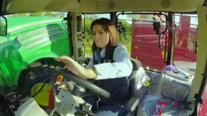 Невероятная ДЕВУШКА за рулем ТРАКТОРА Настоящий Тракторист Оценит!