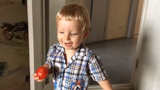 Как ребенок хватает и ест сливы и помидор в 1 год. How a child eats plums and tomatoes at 1 year ol смотреть онлайн