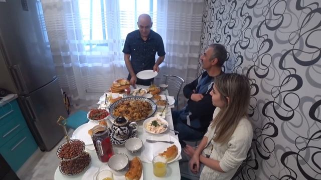 КАК РУССКИЕ ОТМЕЧАЮТ УРАЗА-БАЙРАМ И ПОЗДРАВЛЯЮТ МУСУЛЬМАН? | ВИДЕО В ЧЕСТЬ 300 000 ПОДПИСЧИКОВ смотреть онлайн