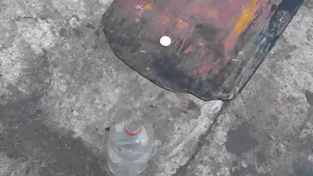 Парень показывает трюк с монеткой на автопогрузчике смотреть онлайн