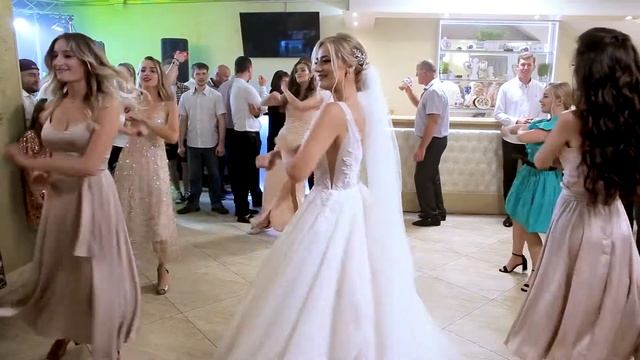 Сюрприз від нареченої Софії та її подруг для нареченого Олега.RST film production смотреть онлайн