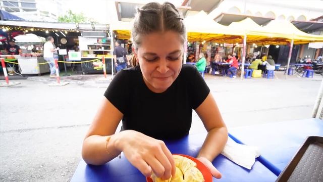 Malaysian street food tour in Kuala Lumpur- trying the *best* food in Malaysia! смотреть онлайн