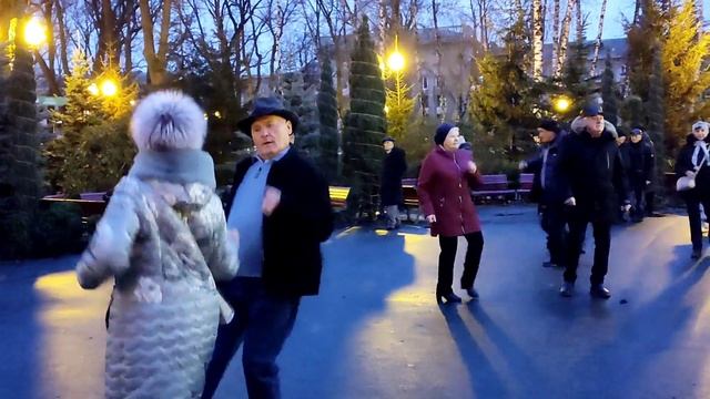 КАРЕГЛАЗАЯ КОЛДУНЬЯ КОРОЛЕВА МОИХ СНОВ!???/ТАНЦЫ В ПАРКЕ ГОРЬКОГО ХАРЬКОВ НОЯБРЬ 2021 смотреть онлайн