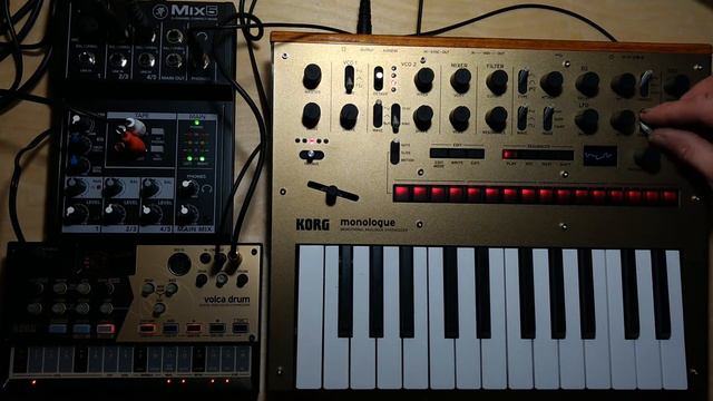 Korg Monologue, Korg volca drum и микшер Mackie Mix5 смотреть онлайн