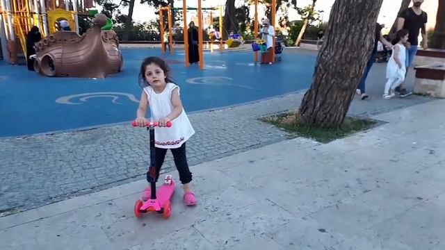 سقطت عفيفة من السكوتر Afife Scooterdan Düştü! Afife fell off the Scooter! смотреть онлайн