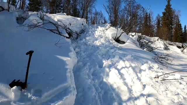 BRP Ski-Doo Skandic 550 SWT топчит путик через ручей небольшой штурм берега роем капаем