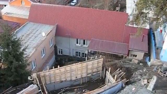 Во дворе Церкви Рождества Пресвятой Богородицы продолжается строительство Крестильного помещения.