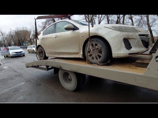 Эвакуация Мазды-3. ДПС сбежали, не стали привлекать военного за инвалидное место. смотреть онлайн