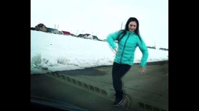 Красавица Остановила машину и начала классно танцевать на дороге смотреть онлайн