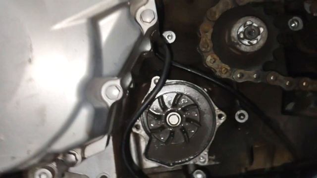 Suzuki GSX650F vazamento na bomba d'água смотреть онлайн