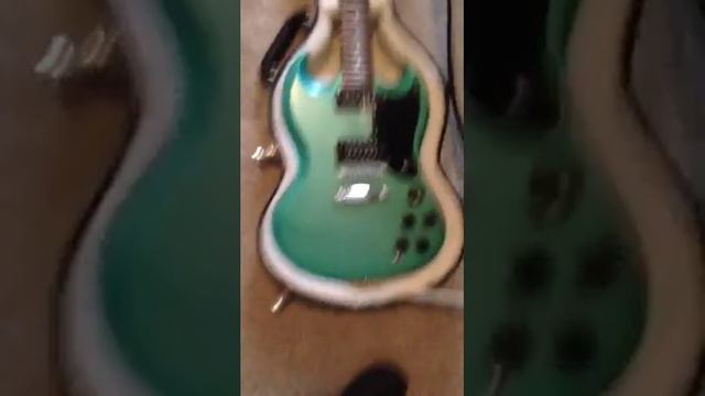 Opening case for first time on 2014 Gibson Futura SG. смотреть онлайн