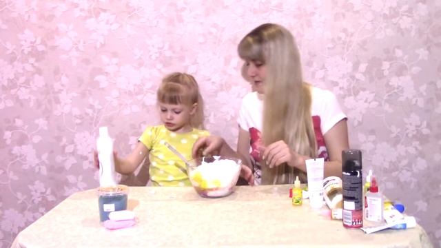 Полина управляет СЛАЙМОМ! ? Испачкала футболку! Child controls slime смотреть онлайн