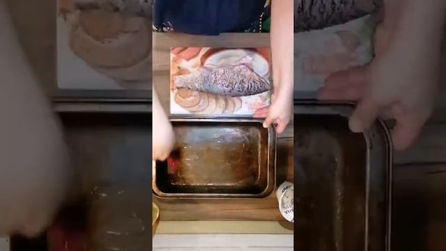 Лещь запечённый в духовке в сметанном соусе с репчатым луком #лещьзапечённый #Рецепты смотреть онлайн