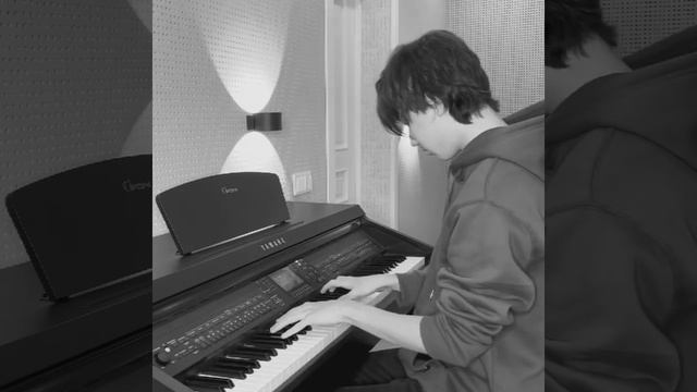 Mansur, Dimash's borther, is playing piano смотреть онлайн