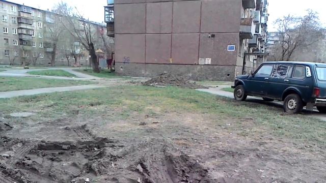 Изуродованный газон во дворе дома. смотреть онлайн