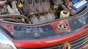 Снимаем передний бампер Рено Сандеро 2011 года выпуска .