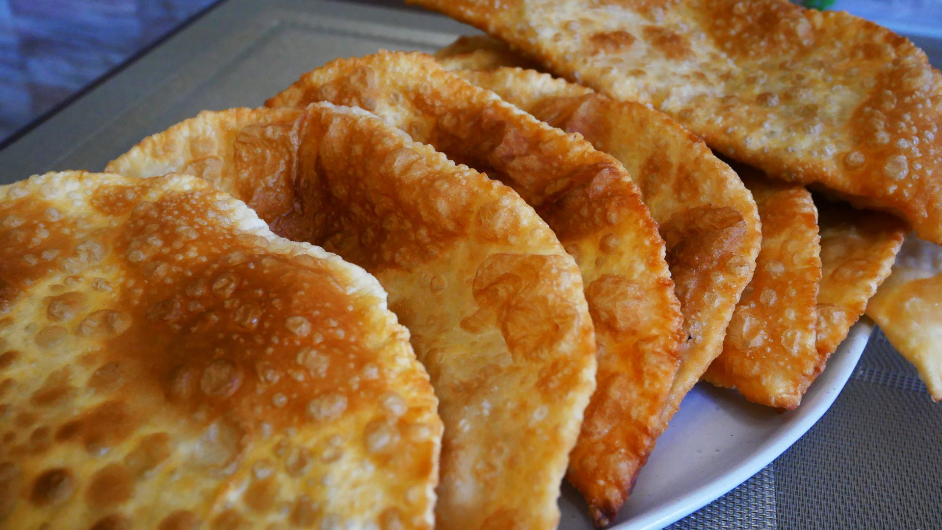 Чебуреки с МЯСОМ на ВОДЕ без ДРОЖЖЕЙ Лучший РЕЦЕПТ с ДЕТСТВА!!! смотреть онлайн