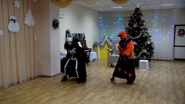 Баба Яга и Кощей жгут, дети ржут смотреть онлайн