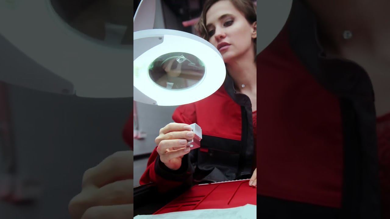 Красотка июня! Горячая фотосессия в отделе контроля качества. смотреть онлайн