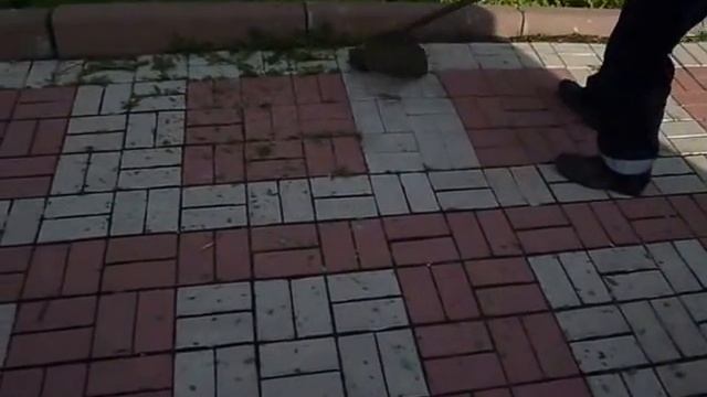 как косится трава триммером с плитки смотреть онлайн