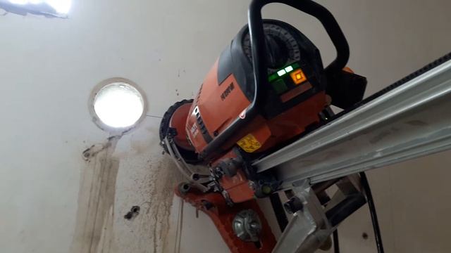 Алмазное сверление отверстий в бетоне HILTI DD350 без пыли и минимум воды. смотреть онлайн