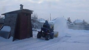 Первая очистка снега шнекоротором установленным на передней навеске минитрактора.