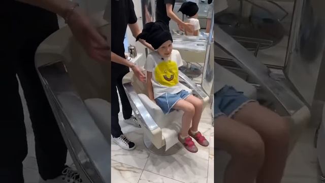 Сколько стоит стрижка в самом дорогом салоне! #shorts смотреть онлайн