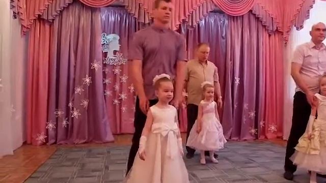 Трогательный танец пап и дочек в саду. 8 марта. смотреть онлайн