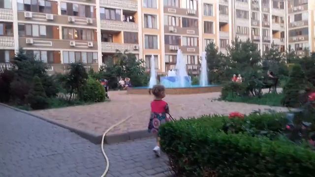 BABY BORN. Дашенька на прогулке катает куклу БЕБИ БОРН в коляске и катается на горке. смотреть онлайн