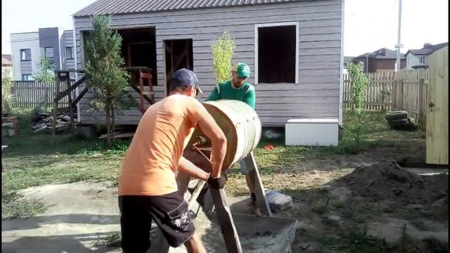 БЕТОНОМЕШАЛКА ИЗ БОЧКИ СВОИМИ РУКАМИ. Быстро недорого в домашних условиях. Крутые самоделки смотреть онлайн
