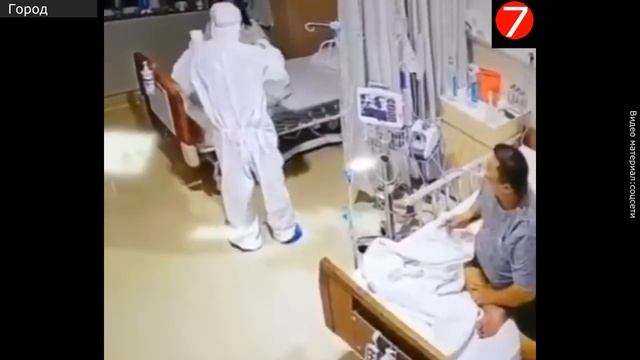 Пациентка подняла на уши всю больницу испугавшись медика в защитном костюме. смотреть онлайн