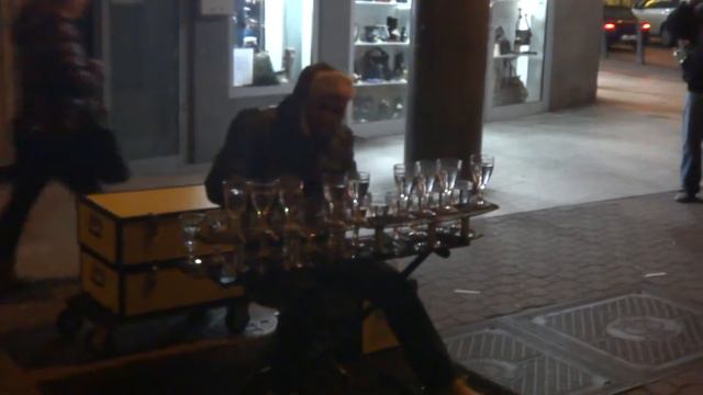 Street music.Monti czardas played on glasses! смотреть онлайн