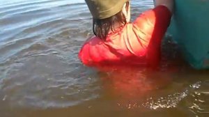 Женщина купается в одежде.  woman bathe dressed