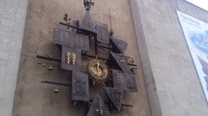 Часы театра кукол Образцова в полдень