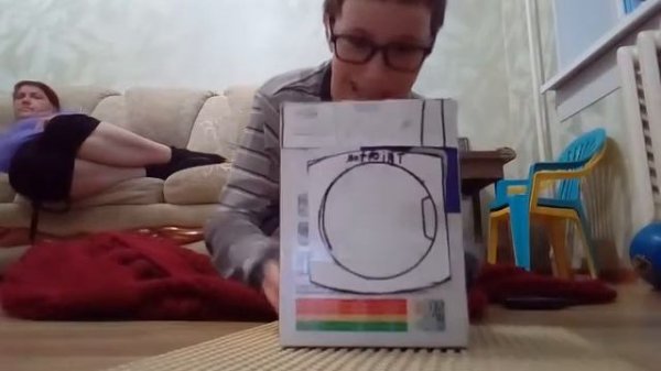 Стиральная машина и кирпич