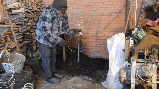 приспособление для загрузки мешков одному легко и быстро.