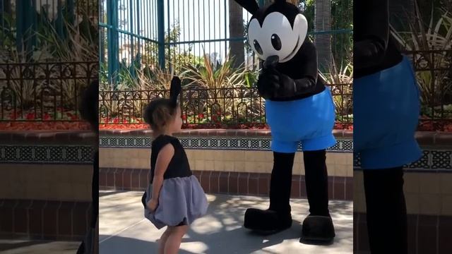 Celebrating Oswald at Black and White Day at Disney California Adventure смотреть онлайн