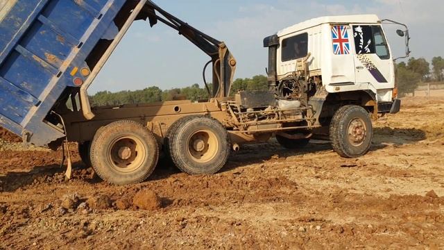 Hyundai Dump Truck 4x6 Unloading Dirt Extreme смотреть онлайн