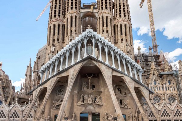 Сокровища Испании: Шедевр Гауди Церковь SAGRADA FAMILIA Барселона
