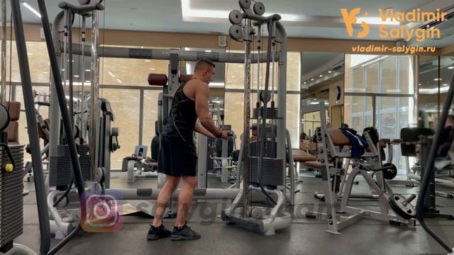 10. Разгибание рук с рукояткой верхнего блока хватом снизу смотреть онлайн