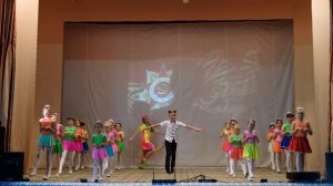 6 школа - танец под песню смешариков "На круглой планете"