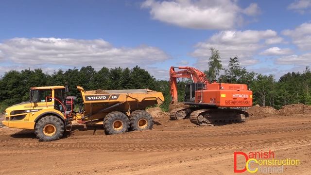 Hitachi Zaxis 470 Excavator With 3D GPS Loading Volvo A30 Dumpers With 1 Meter Wide LGP Tires