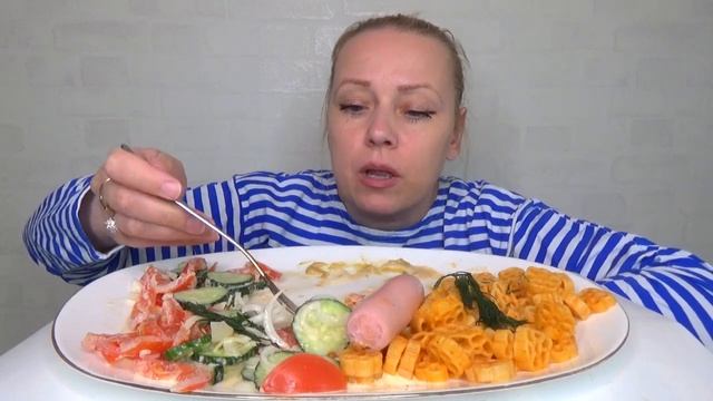 МУКБАНГ МАКАРОНЫ С СОСИСКАМИ, САЛАТ ОВОЩНОЙ/Mukbang еда на камер/Русский мукбанг/не АСМР/ смотреть онлайн