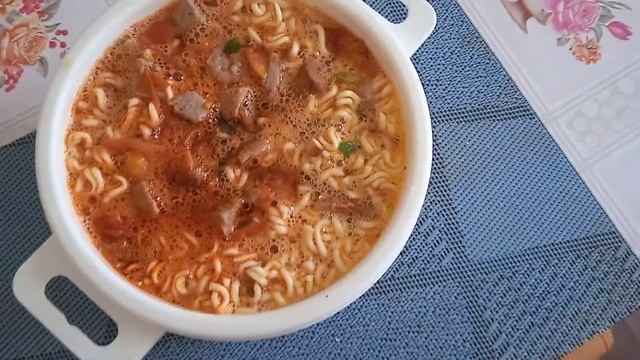 добавленное обжаренные помидоры черри колбаса и залил водой горячий из чайника смотреть онлайн