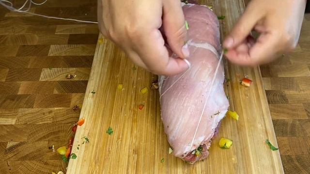 Рулет из пузанины с сушеным инжиром. смотреть онлайн