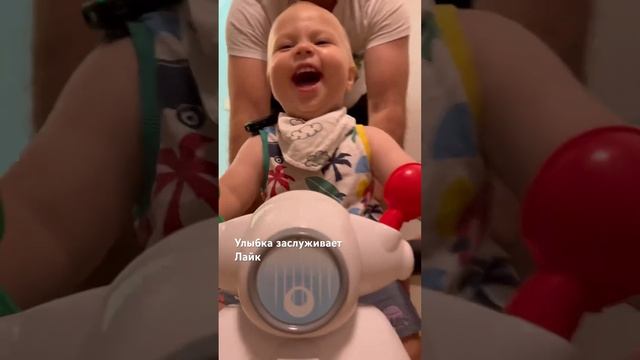 Глаза сверкают, улыбка сияет, а все потому что Владик на байке гоняет, а Папа ему помогает! смотреть онлайн